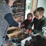 Trudi-maakt-insectenhotels-met-de-kinderen-1